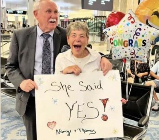 泪目！78岁爷爷向79岁“高中暗恋女孩”求婚