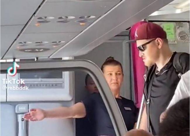 乌克兰退役军人穿“义肢”竟遭航空公司拒绝登机