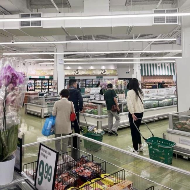 王祖贤现身加拿大超市买菜 腰部肥肉好明显