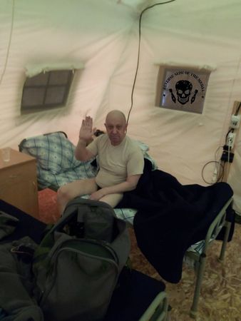 ▲▼乌克兰内政部长顾问赫拉申科（Anton Gerashchenko）在推特上转发一张瓦格纳首脑普里格津只穿著内裤，睡在简陋帐篷的网传照片。（图／翻摄自推特／@Gerashchenko_en）