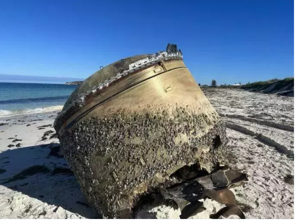 马航MH370零件？澳洲海滩惊见巨大不明金属物体