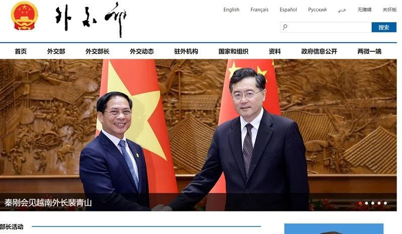 實際查閱中國外交部網站，目前秦剛仍在「中國外交部長」的頁面上。（圖／翻攝自中國外交部網站）
