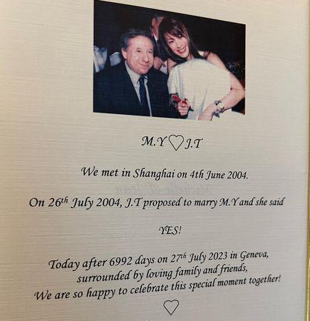 杨紫琼与尚陶德婚礼上的卡片描述了两人相识相恋的重要时刻。（取材自Instagra...