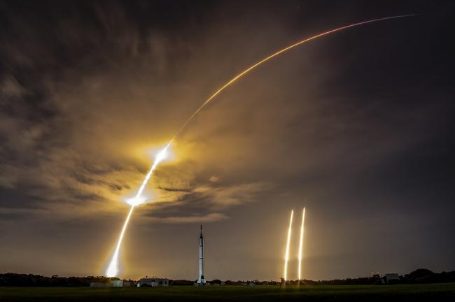 Space X猎鹰 成功将全球最大通讯卫星送入轨道