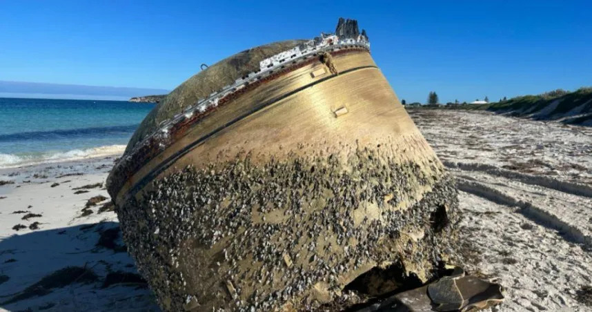 澳洲西部海灘近日出現一個神祕且巨大的「金屬圓柱體」。（圖／翻攝自推特）