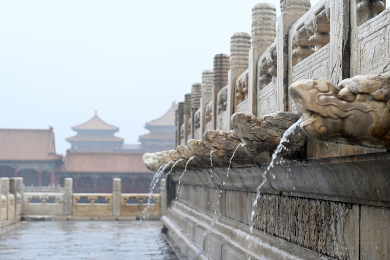 北京连日大雨，使得故宫太和殿台基的螭首31日再度吐出雨水，再现「九龙吐水」景象。（新华社）