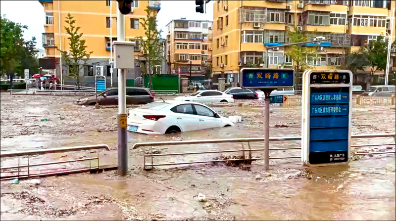 受杜蘇芮颱風影響，中國北京近日持續降下暴雨，全市多條道路出現積水斷路現象。（路透）