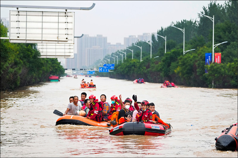 河北涿州居民指控当局泄洪前未及时通知，并质疑官方隐瞒真实死亡人数。
（美联社）