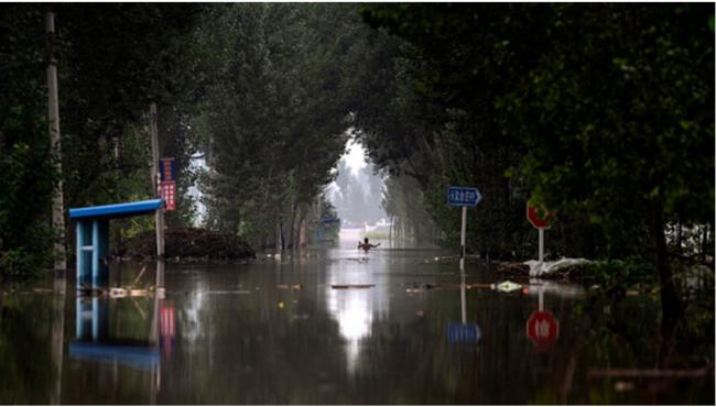 涿州救灾物资堆积成山 官员摆拍不发给灾民
