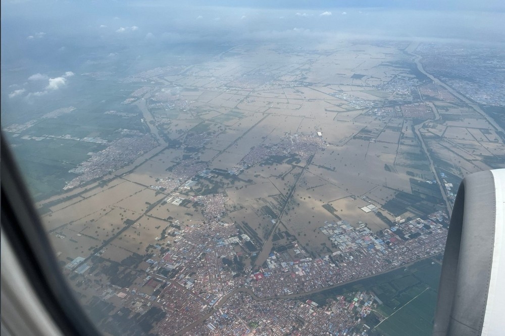 5日從飛機上俯瞰河北霸州，仍是汪洋一片。（取自推特「李老師不是你老師」）