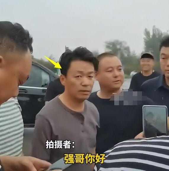 王宝强坐铲车进河北灾区发救援物资 网友惊讶