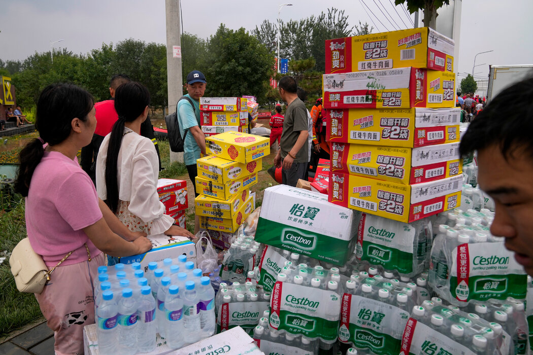 志愿者为涿州居民准备食品。