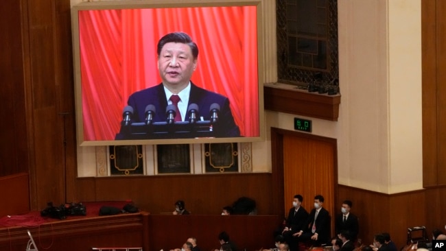 北京人大会堂的大屏幕上显示中国领导人习近平在全国人大闭幕式上讲话。（2023年3月13日）