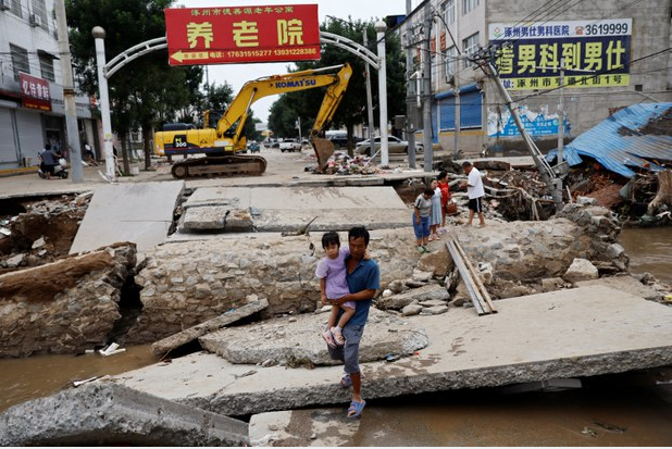 涿州洪水渐退人畜尸体显露 居民面临断粮之险