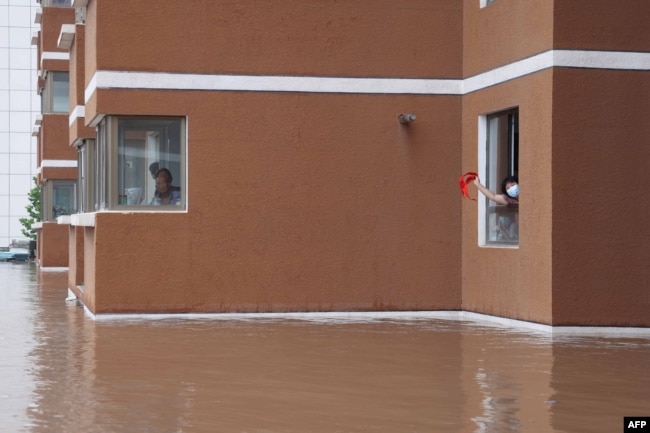 中国河北涿州民众被洪水围困家中救助救援。（2023年8月2日）