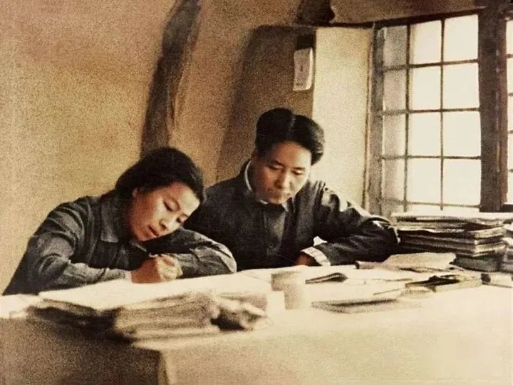 1938年，毛泽东和江青在延安。