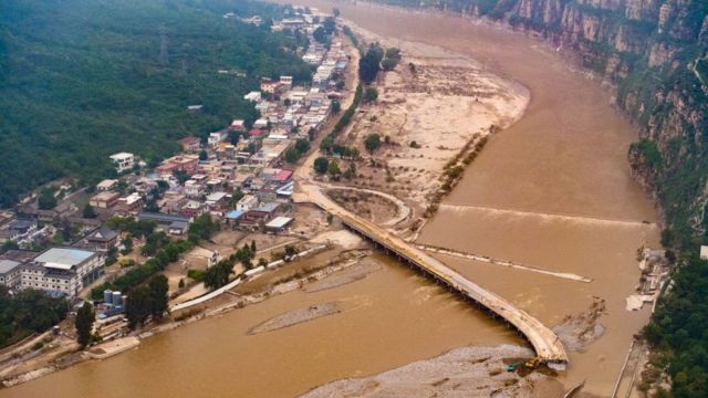 中国水灾：两个家庭诉说家破人亡的悲惨经历