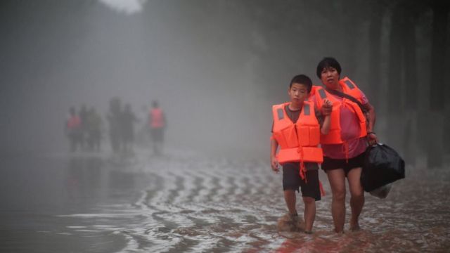 中国水灾：两个家庭诉说家破人亡的悲惨经历