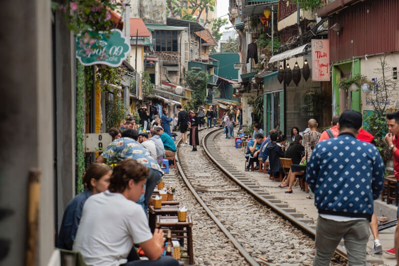 越南14日宣布，8月15日起向所有國家和地區公民發放電子簽證。圖為河內火車街。（圖取自Pixabay圖庫）
