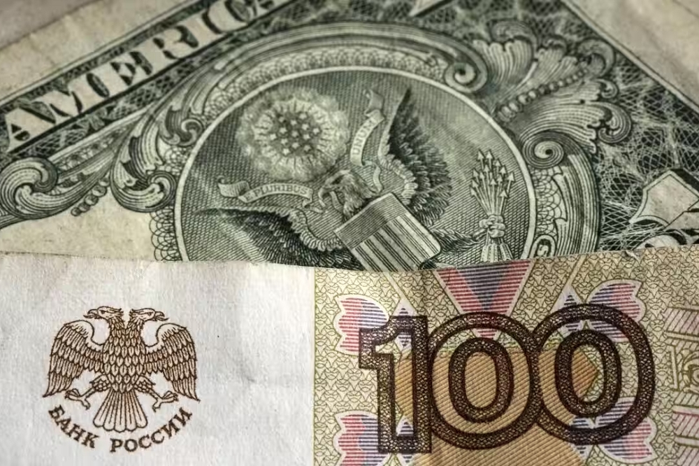 卢布兑美元的汇价再次回到战争爆发初期的情景。 图为卢布（下）与美元（上）。 （美联社）