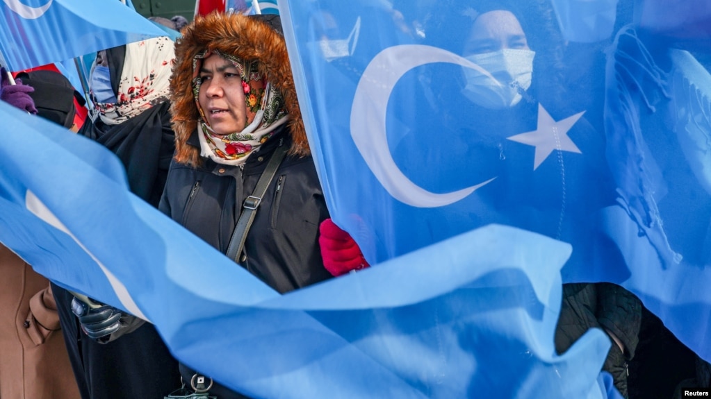 2022年1月23日来自中国维吾尔族人在土耳其奥委会大楼外抗议冬季奥运会