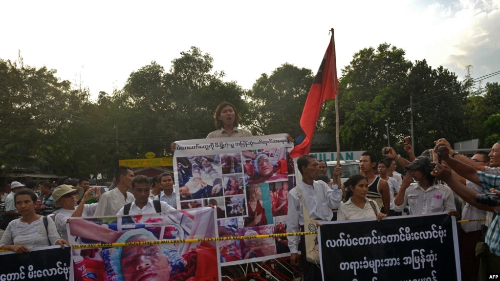 资料照片：2013年11月29日，缅甸维权人士在中国驻仰光大使馆抗议万宝矿业。（法新社照片）