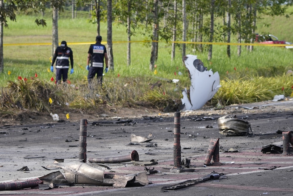 马来西亚17日下午发生小飞机坠毁的事故，造成10人死亡，其中包括州议员以及航空公司执行长。 （美联社）