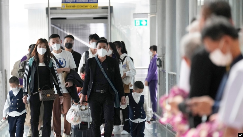 资料照片：2023年1月9日，中国开放边境后，中国乘客抵达泰国曼谷的素万那普国际机场。（美联社照片）
