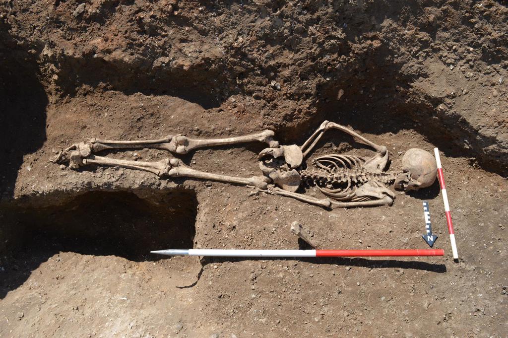 考古学家在英国东南部剑桥郡中世纪人类遗址发现一具少女骨骸，以相对奇特的姿势下葬。 （取自Museum of London Archaeology）