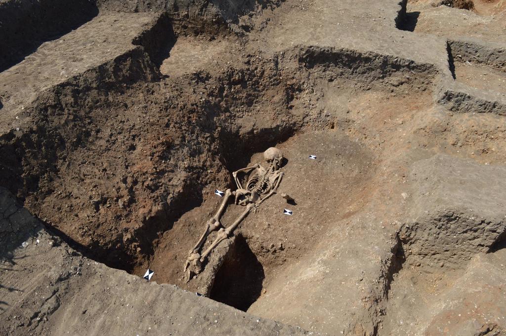 少女遗骸位于遗址的一处大坑洞。 （取自Museum of London Archaeology）