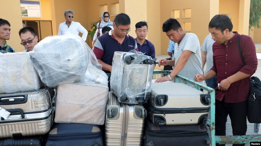 资料照片：2017年10月3日，中国工人抵达巴基斯坦瓜达尔瓜达尔机场。（路透社照片）

