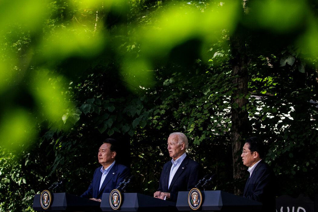 美国总统拜登上周五在戴维营接待了韩国总统尹锡阅（左）和日本首相岸田文雄。