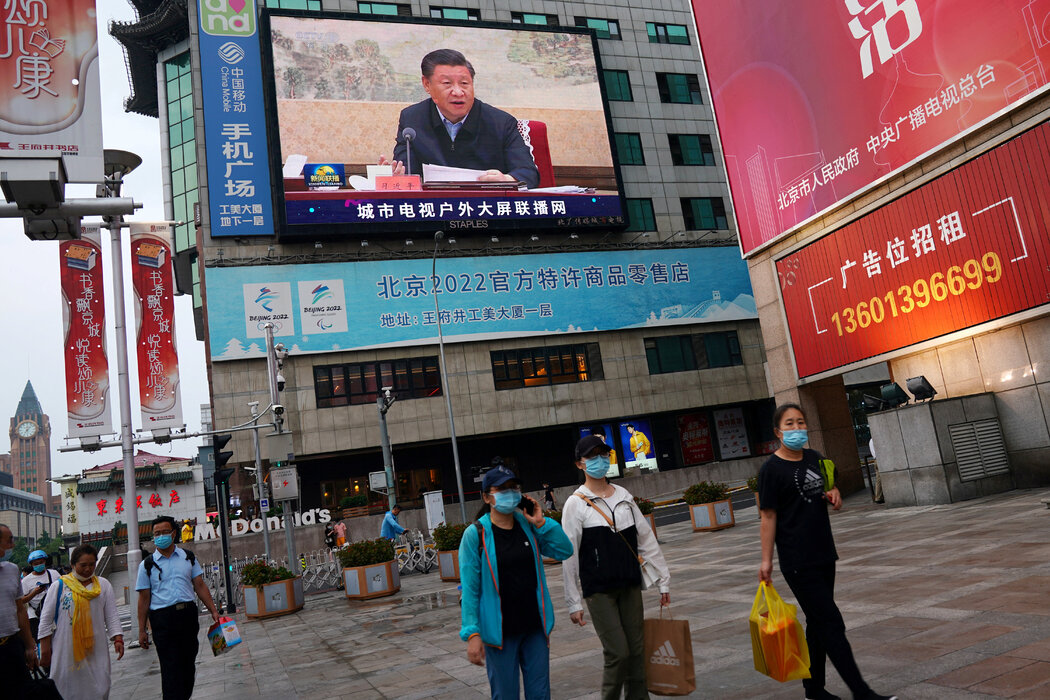 北京一个大屏幕上播放的中国最高领导人习近平的镜头，摄于今年7月。习近平指责美国带领国际社会对中国进行“围堵、打压”。