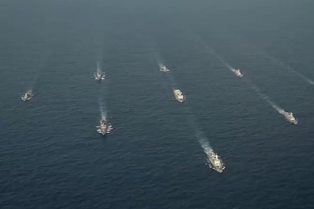 俄罗斯国防部发布的一段视频中一帧图像显示，俄中海军的舰艇上周五在太平洋进行联合巡逻，并在东海举行了海上演习。
