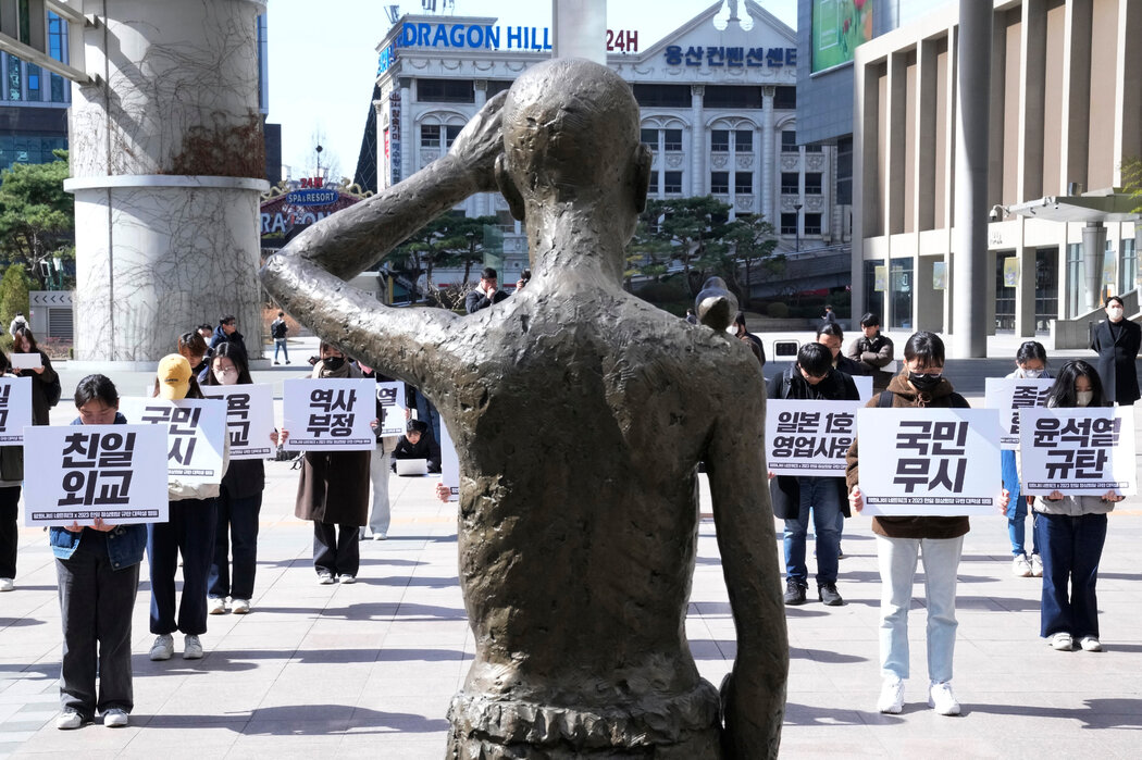 韩国大学生今年3月在一座雕像前抗议韩国总统尹锡阅访日，该雕像代表了在殖民统治期间被迫在日本工作的韩国劳工。