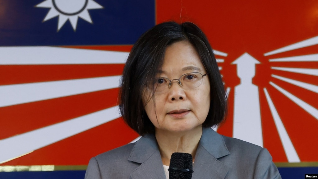 台湾总统蔡英文在金门岛为守岛烈士举行的纪念仪式上讲话。（2023年8月23日）