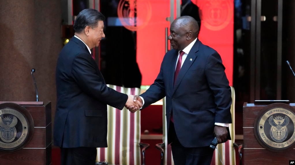 2023 年 22 日，中国国家主席习近平（左）与南非总统拉马福萨在南非比勒陀利亚联合大厦举行联合记者会后握手。 。
