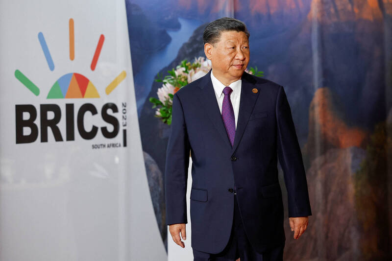 中國國家主席習近平抵達南非出席金磚五國峰會，卻意外缺席金磚國家峰會工商論壇，中國外交部今天拒絕說明習近平缺席原因。（路透）