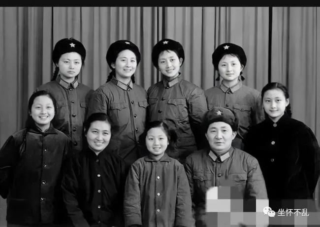 老照片：解放军首长全家福 七个女儿颜值高