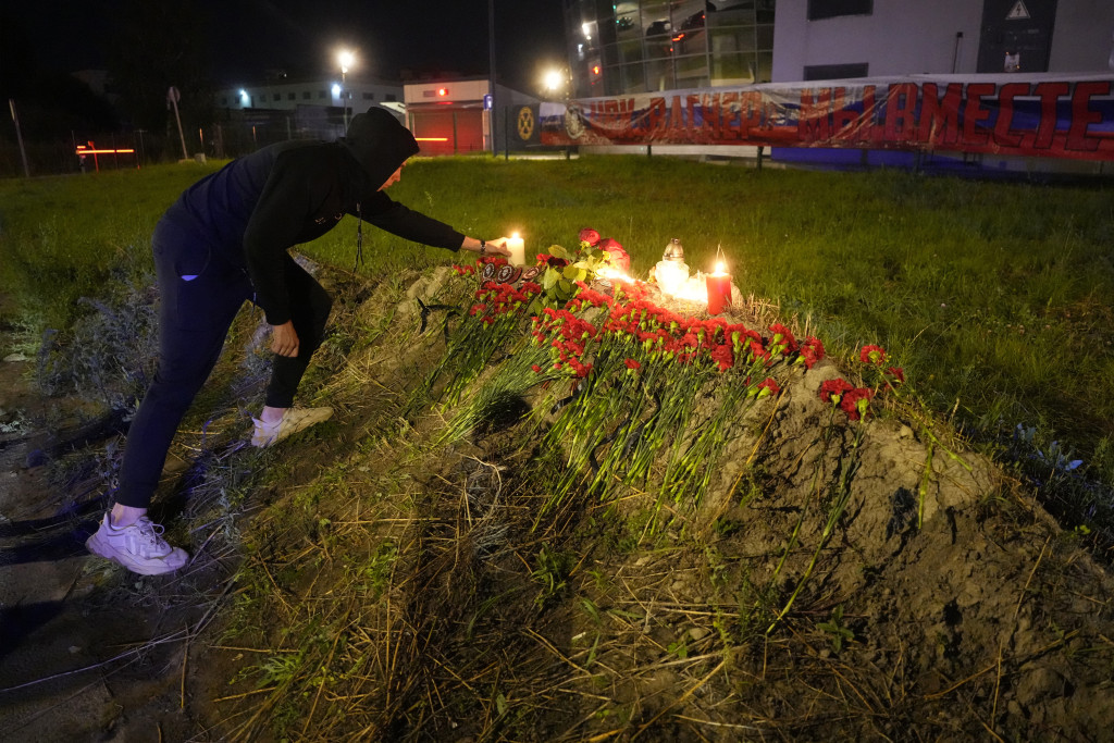 普里戈任传出坠机身亡后，有人在圣彼得堡瓦格纳集团总部外燃点烛光悼念。美联社