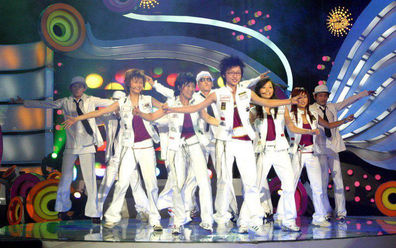 「超级女声」是中国湖南衞视从2004年起主办的大众歌手选秀赛，知名歌手张靓颖、李...