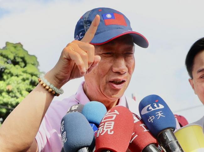 郭台铭宣布参选总统 矢言“必须下架民进党”
