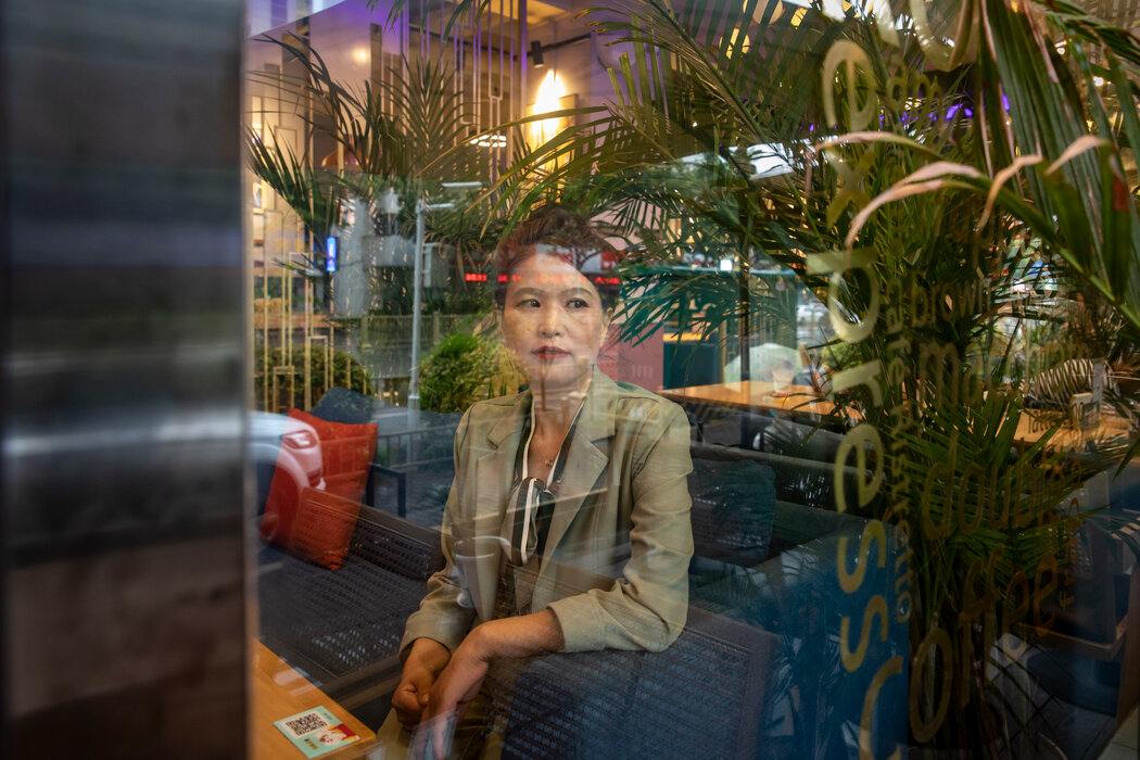 孙军利（音）创建了曼尼咖啡，将其打造成拥有20家分店的连锁咖啡餐馆。这张照片是她在现已有新东家的咸阳分店拍的。
