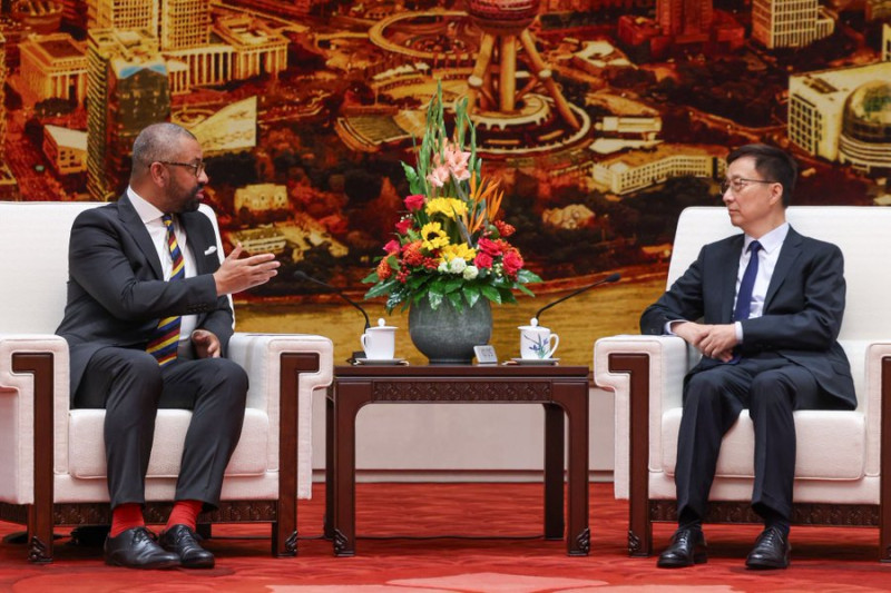 英國外相柯維立(James Cleverly)(左)訪問中國，與中國國家副主席韓正(右)舉行雙邊會談。   圖：翻攝「X」@JamesCleverly