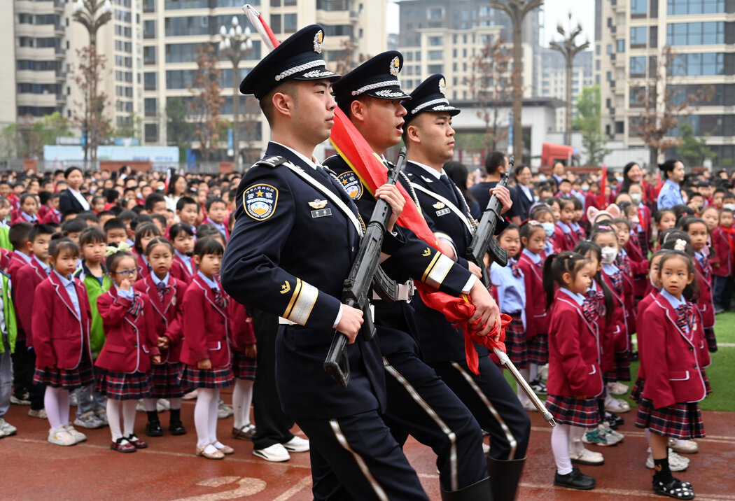 中国内江一所小学在今年4月的全民国家安全教育日举行升旗仪式。
