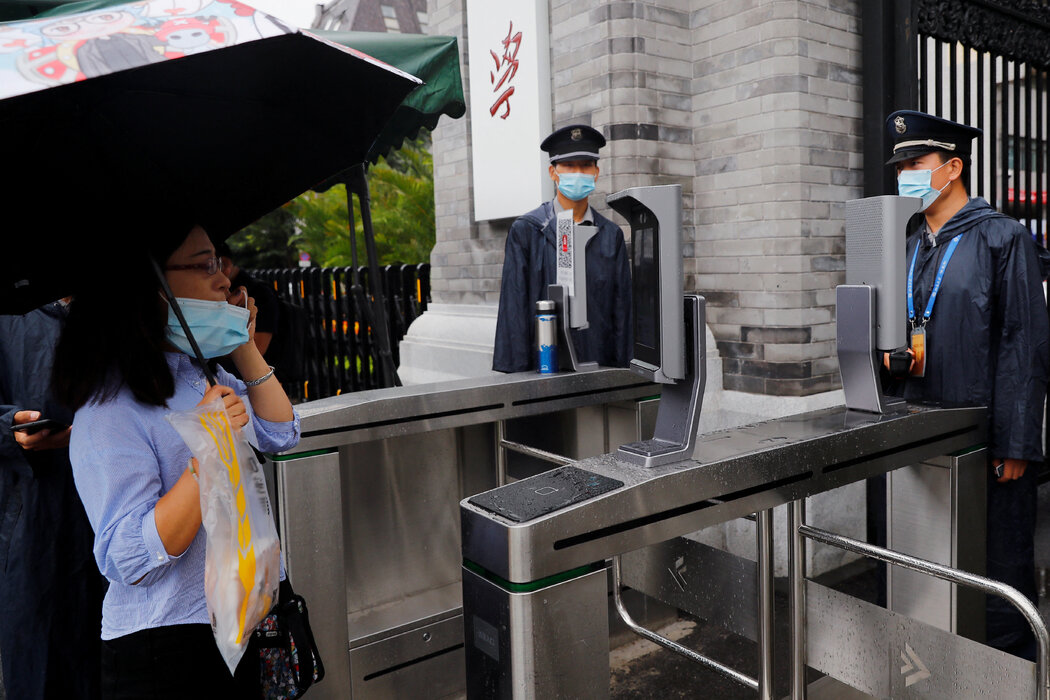 由人脸识别摄像头控制的北京大学校门，摄于2020年。