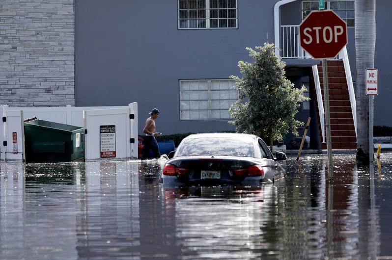 全美各地汽车保险费用持续攀升，易遭气候灾害的州，上涨幅度最高。图为遭到佛州飓风损...