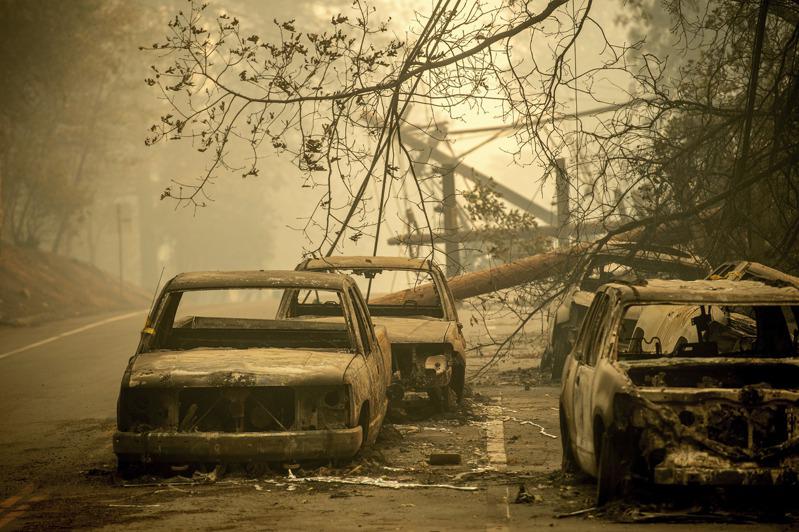 图为遭野火损毁的夏威夷茂宜岛上居民的汽车。(美联社)