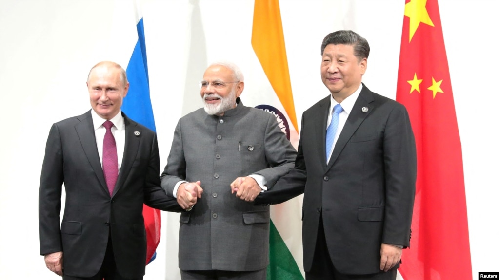 印度总理莫迪（中）与中国国家主席习近平和俄罗斯总统普京在出席2019年大阪G20峰会期间会面。（路透社）