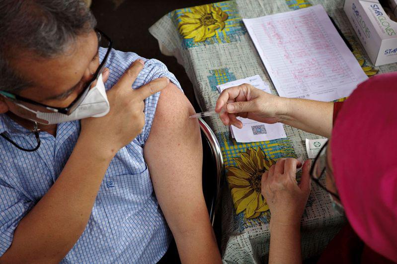 新冠肺炎疫情复炽，让许多人考虑接种补强疫苗，但专家建议再等几周。(Getty Images)